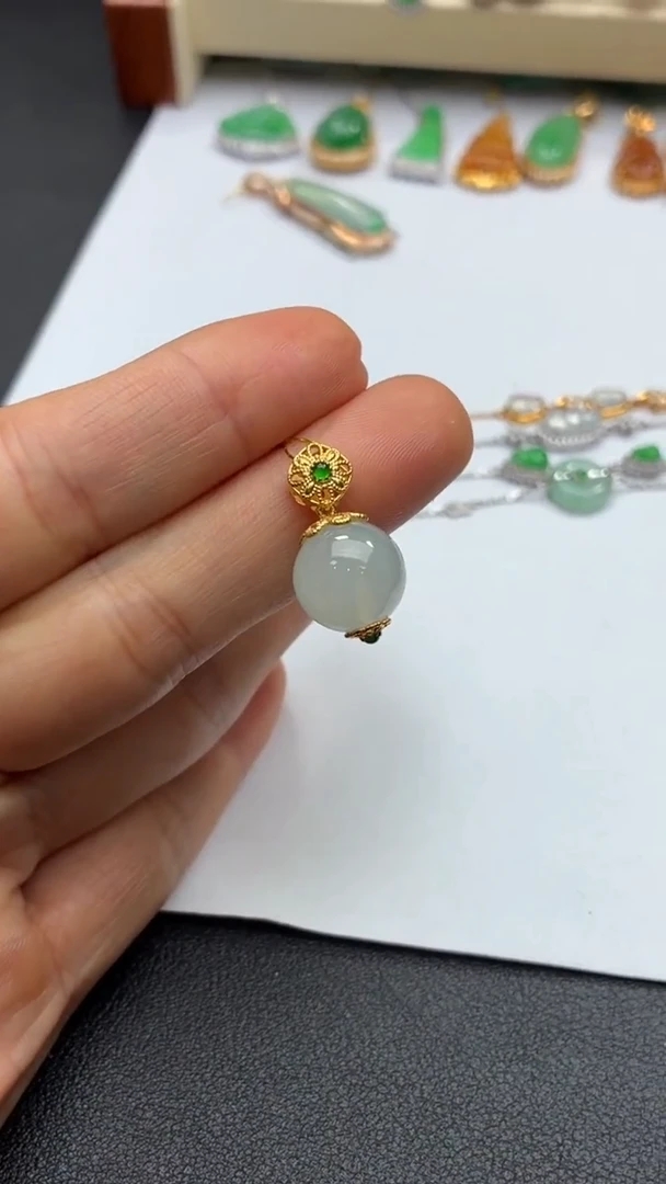 颈饰18K金镶嵌翡翠天然翡翠A货
