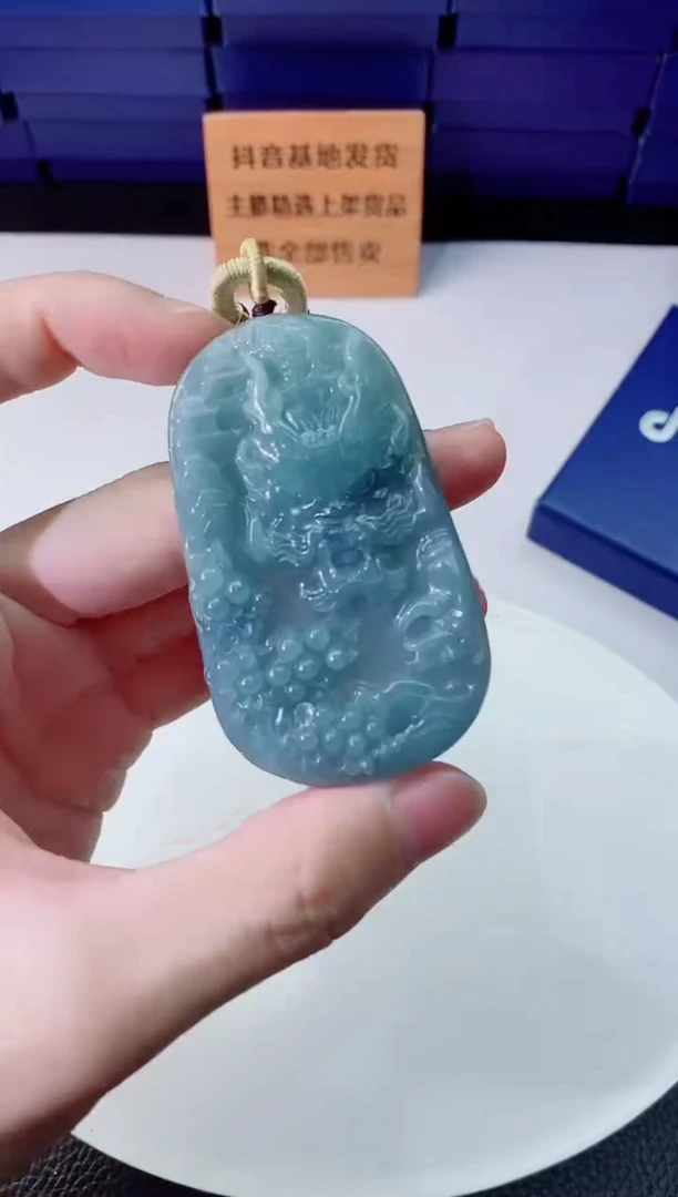 翡翠未镶嵌颈饰  `