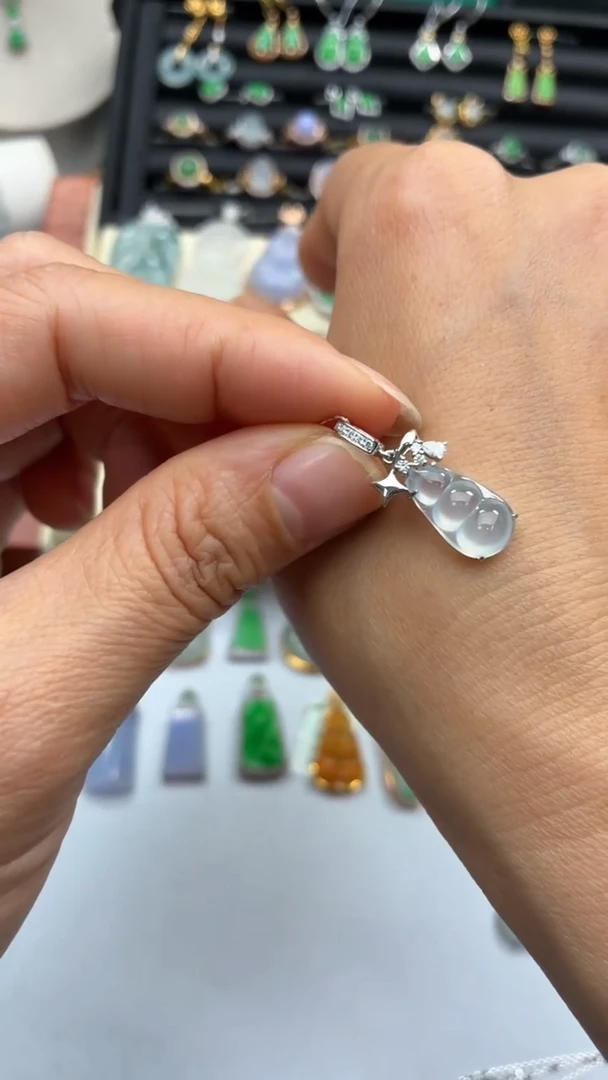 颈饰18K金镶嵌翡翠天然翡翠A货