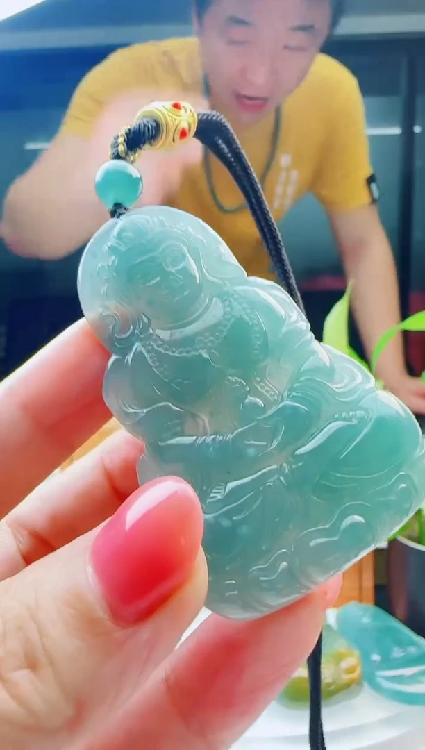 翡翠未镶嵌颈饰多样性发货其中一件