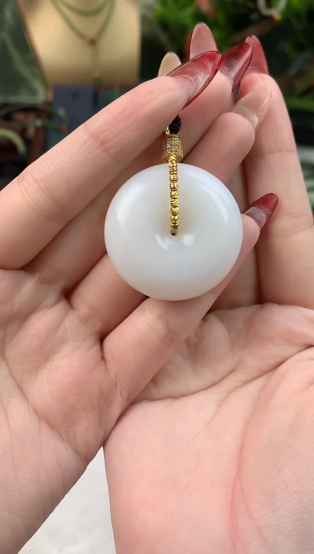 颈饰未镶嵌和田玉吊坠