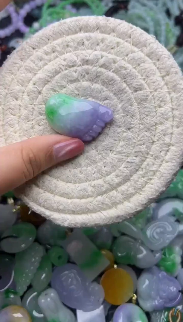 颈饰未镶嵌翡翠天然缅甸翡翠吊坠