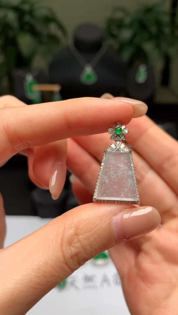 颈饰18K金镶嵌翡翠无事牌