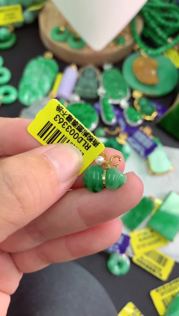 颈饰18K金镶嵌翡翠挂件