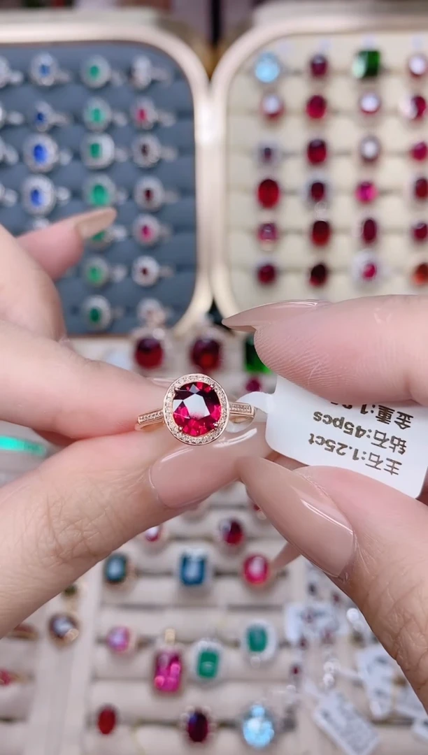 18K金镶嵌碧玺戒指碧玺1.25CT