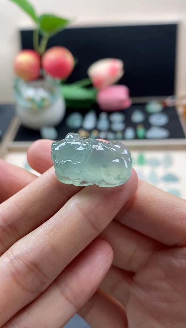 翡翠未镶嵌颈饰翡翠晴底貔貅