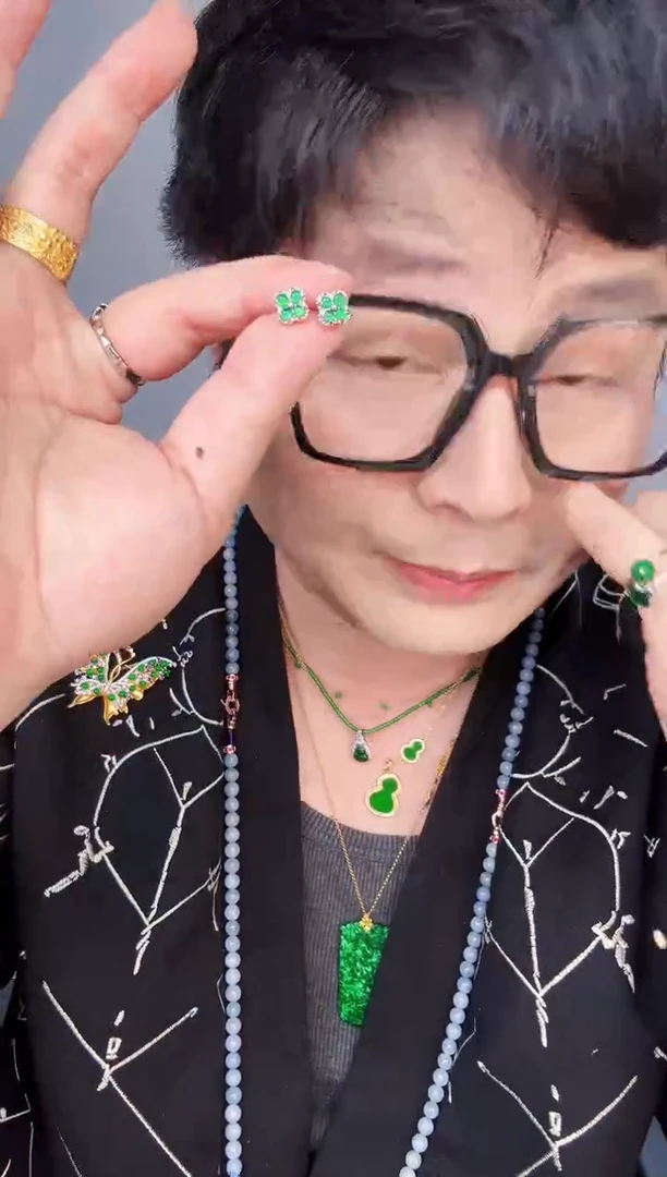 【闪购商品】翡翠颈饰未镶嵌一对