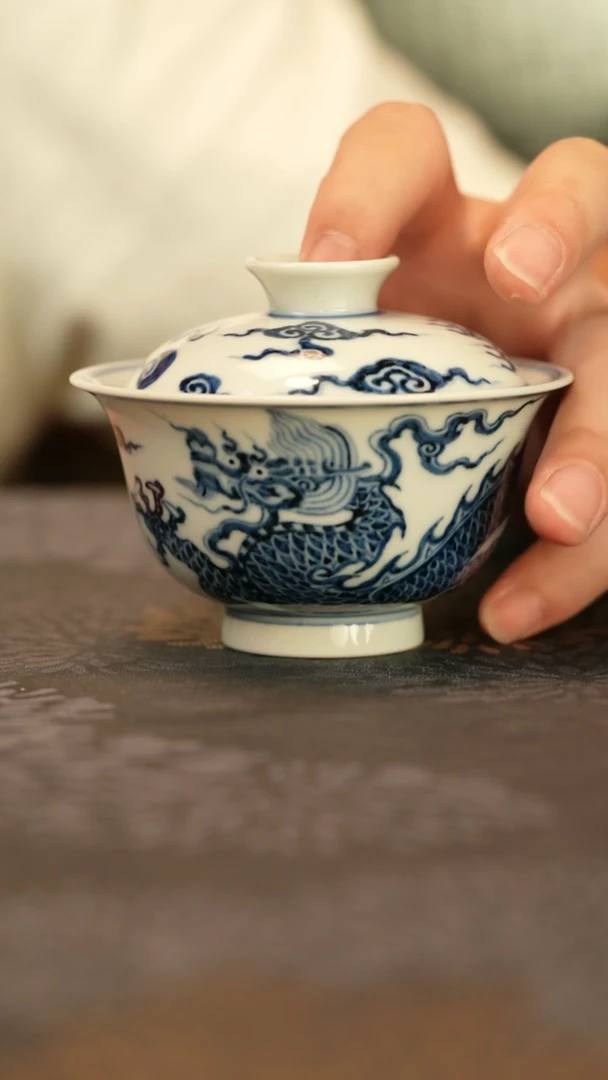 不合缝铠甲龙纹盖碗