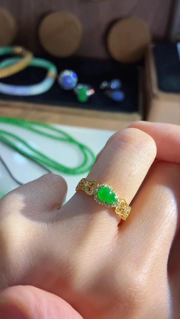 18K金镶嵌戒指翡翠戒指