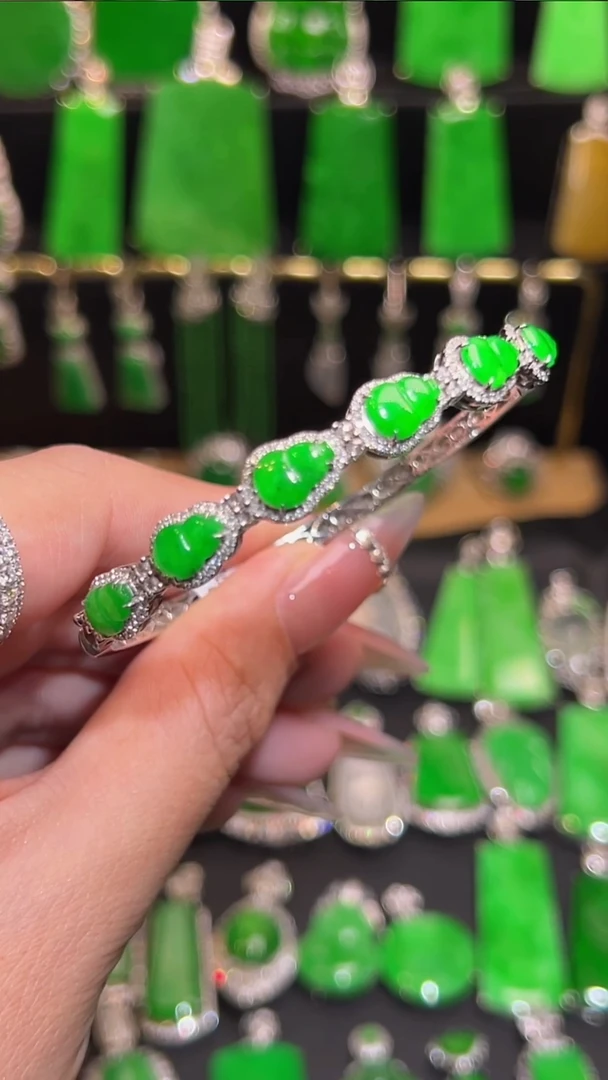 18K金镶嵌挂件翡翠手镯