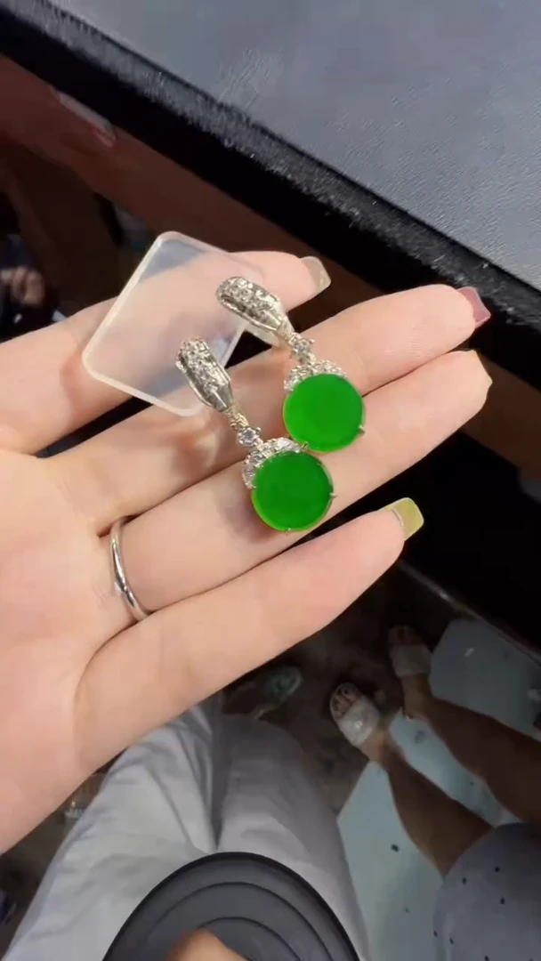 未镶嵌定制翡翠翡翠A货有轻微色差属于正常现象，耳坠多样性发货1