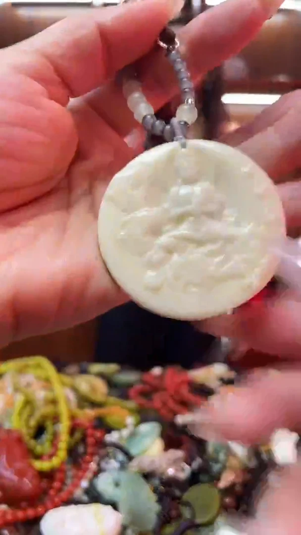 未镶嵌蛇纹石玉吊坠