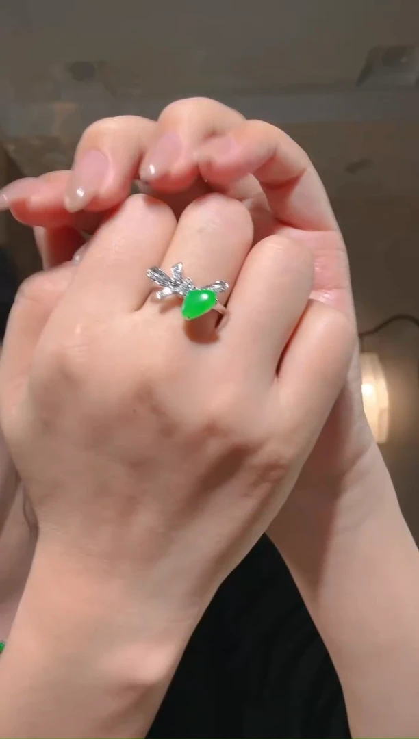 18K金镶嵌戒指翡翠爱心戒指