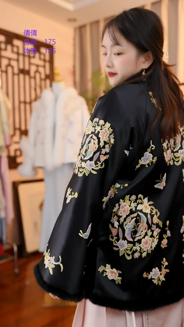 刺绣非遗服饰一物一件