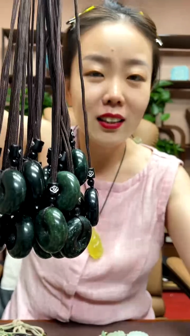 岫玉未镶嵌吊坠多样性发货发其中之一