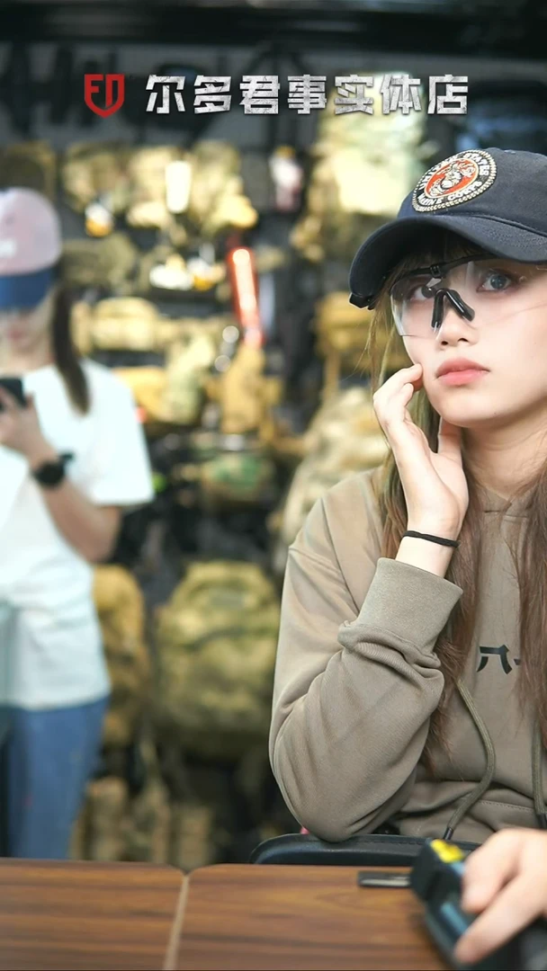 尔多君事    桌子 灯架