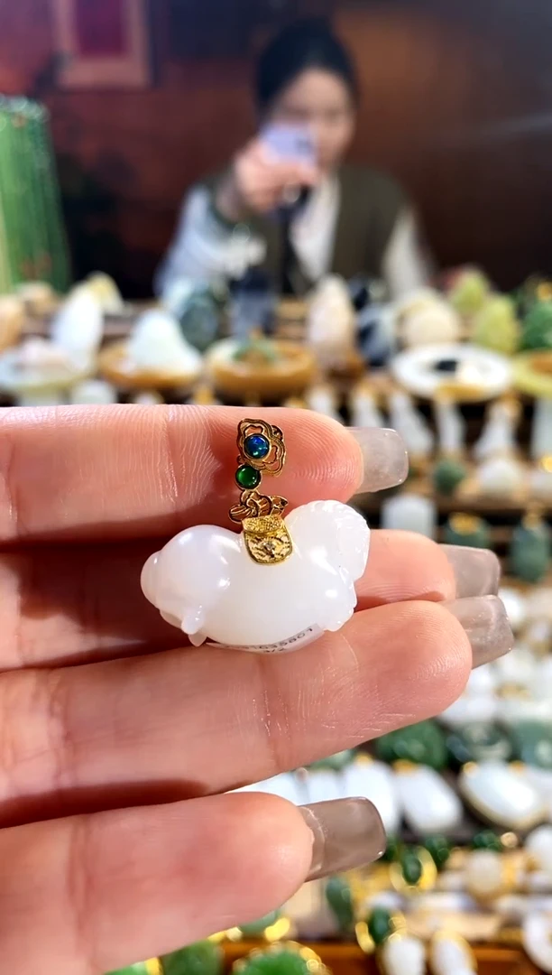 【闪购商品】和田玉吊坠18K金镶嵌。