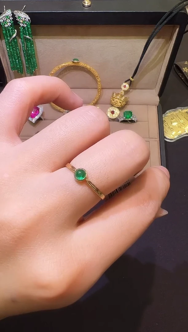 18K金镶嵌戒指祖母绿0.3ct