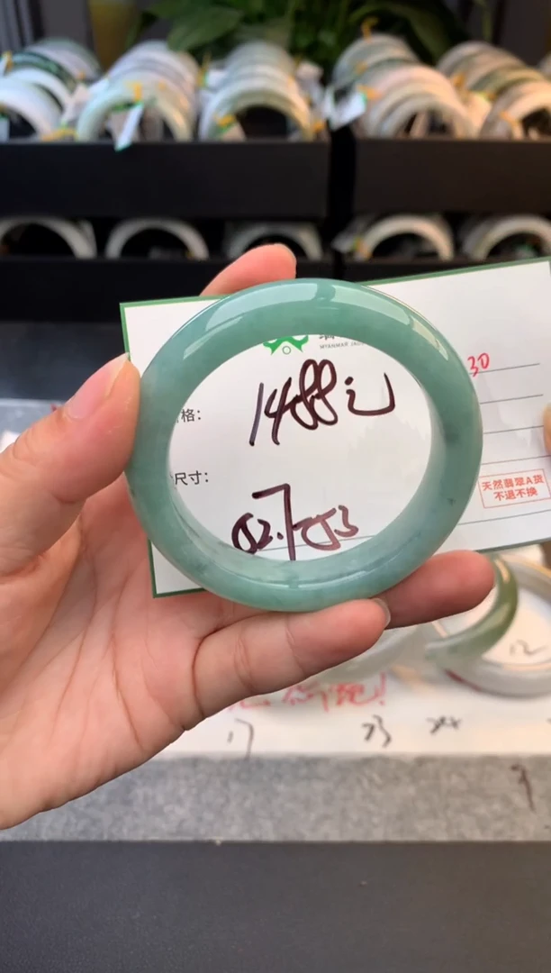 未镶嵌定制翡翠毛货需精细抛光+多人