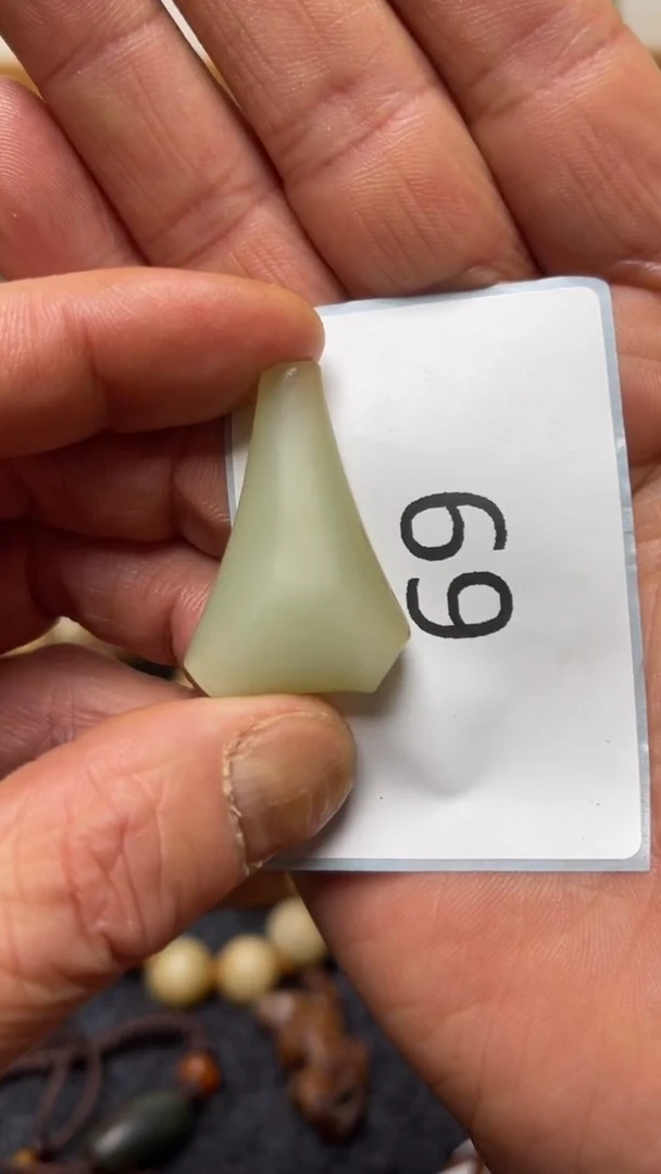 颈饰未镶嵌和田玉.