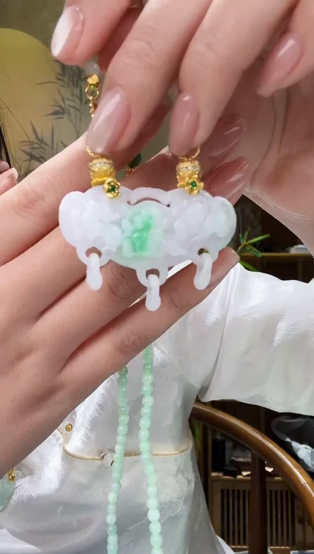 颈饰未镶嵌翡翠吊坠