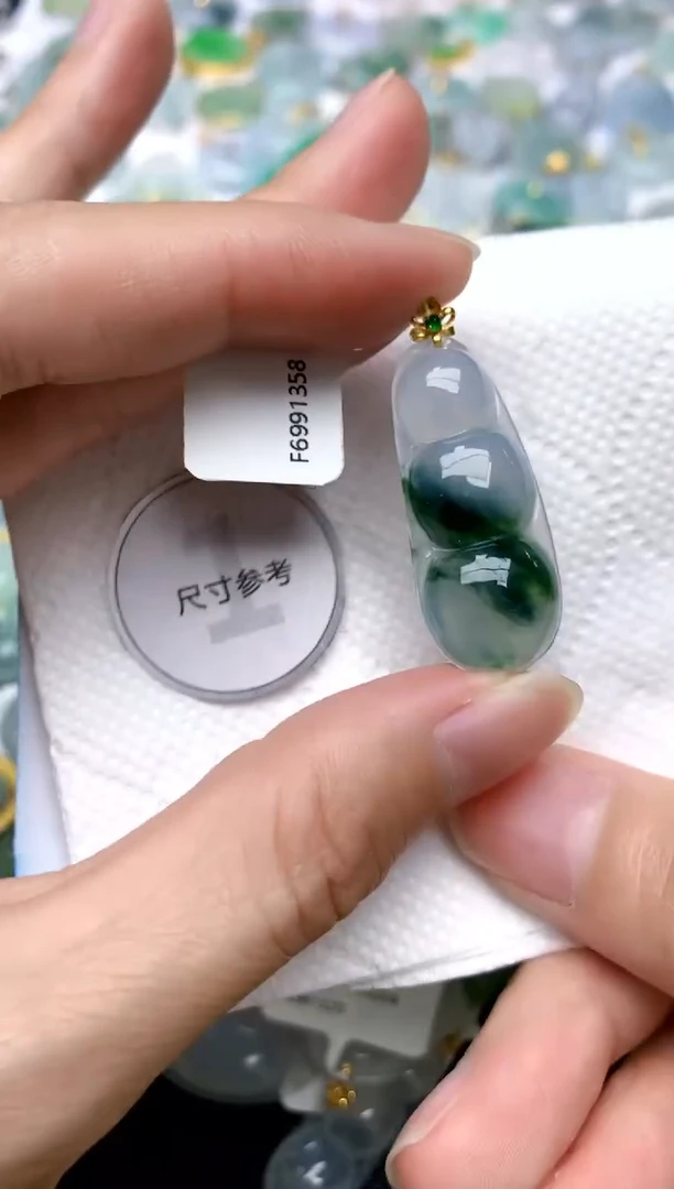 颈饰18K金镶嵌翡翠天然A货翡翠