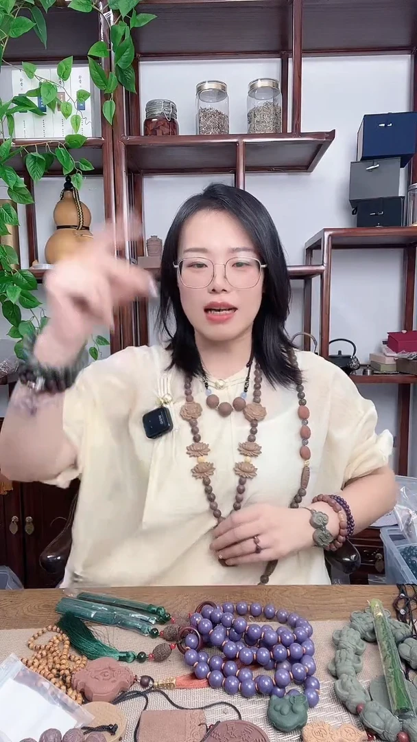 泥塑龙涎+参茸牌子的脖挂