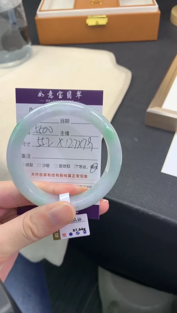 翡翠手镯未镶嵌..........