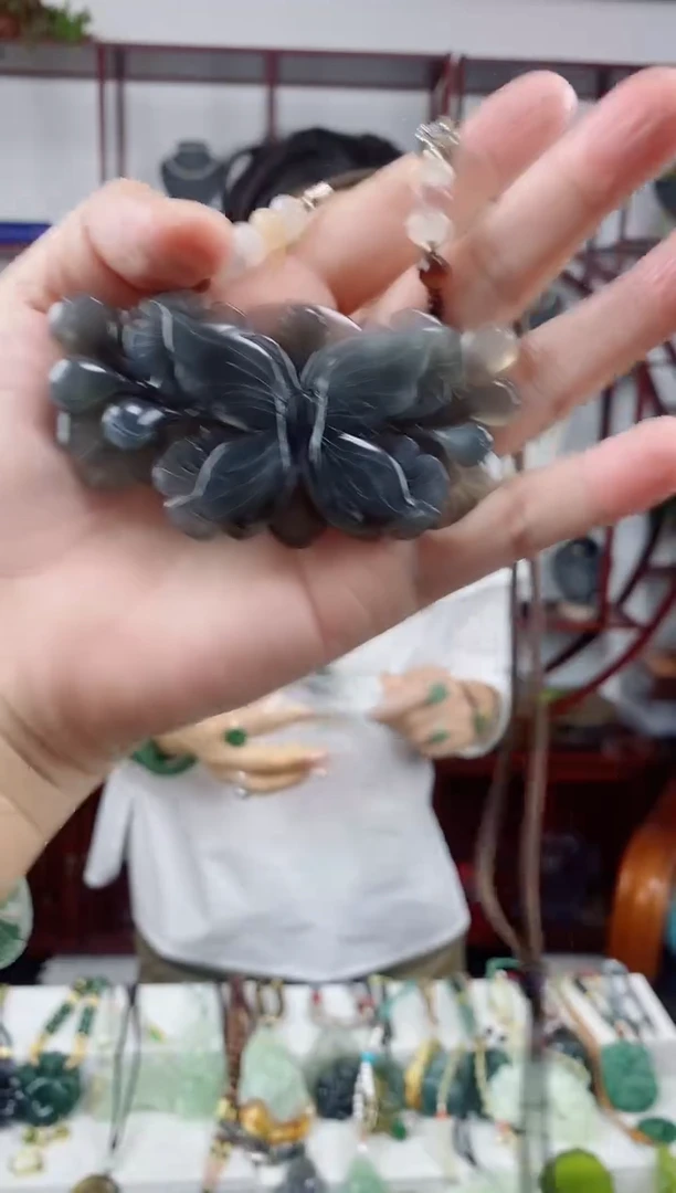 未镶嵌岫玉颈饰蝴蝶