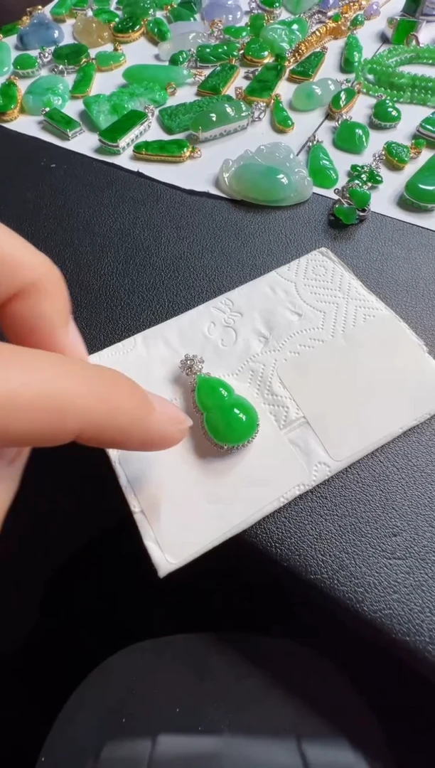 吊坠(不含链)18K金镶嵌翡翠12800