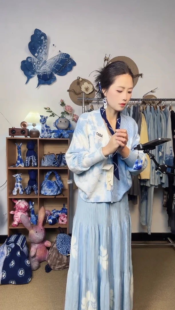 高***。大理青纱云染裙子，耳环