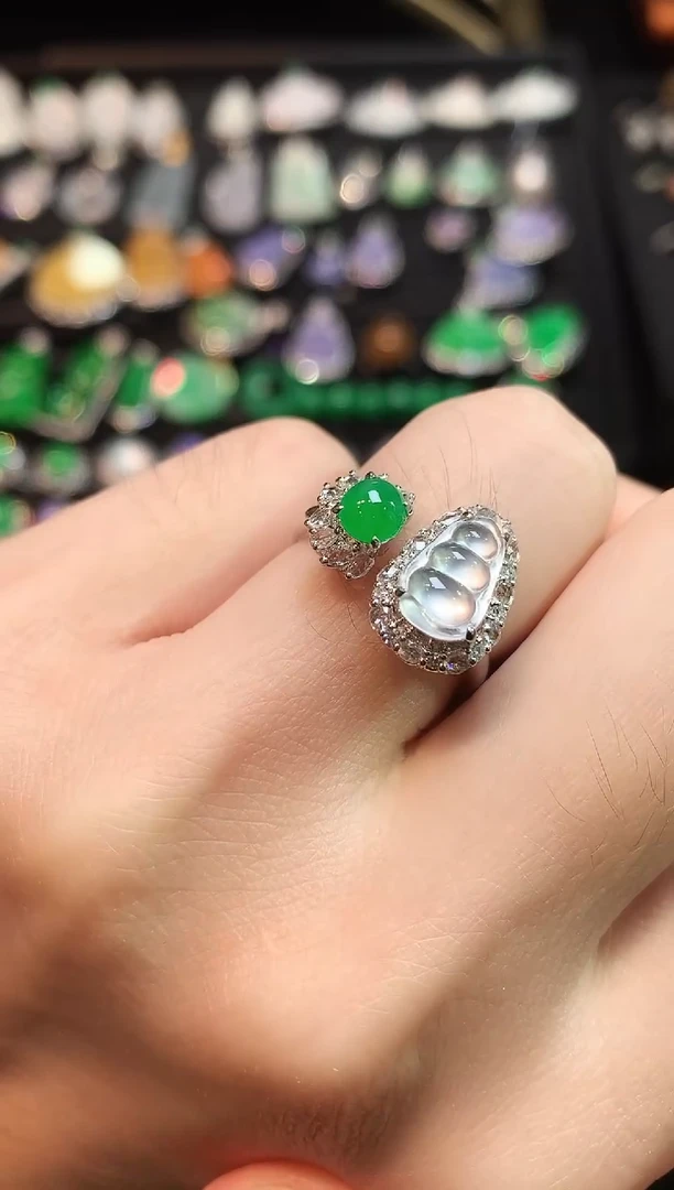 18K金镶嵌戒指翡翠玻璃种福豆加满绿蛋面设计款戒指