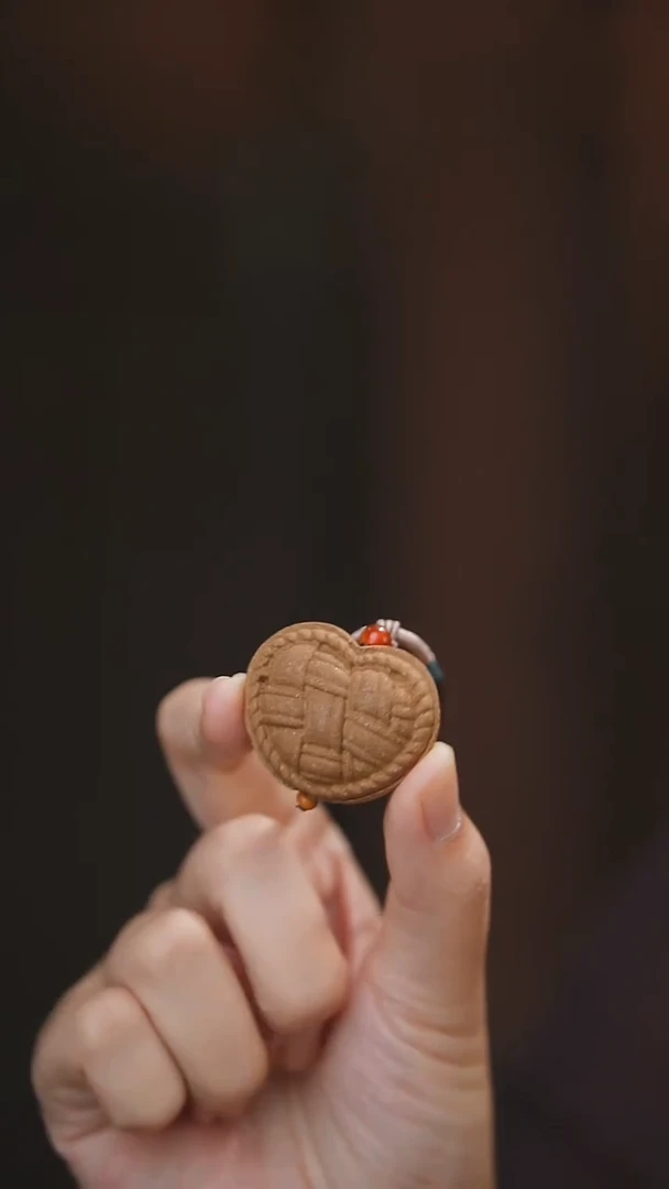 泥塑馥龄春网格爱心牌