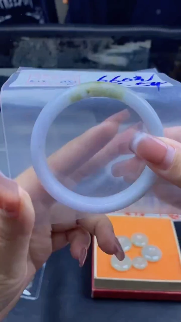 未镶嵌定制翡翠13号手镯毛货需精细抛光 56圈口