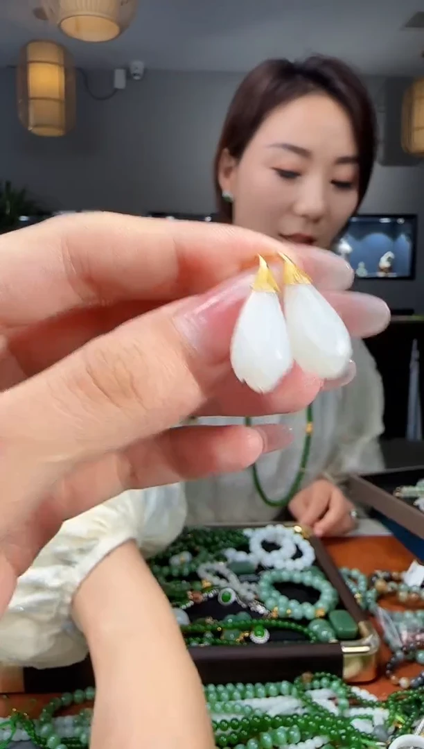 18K金镶嵌和田玉耳饰1