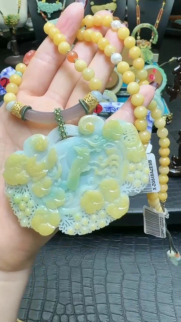 【闪购商品】翡翠颈饰未镶嵌特色黄加绿喜上眉梢