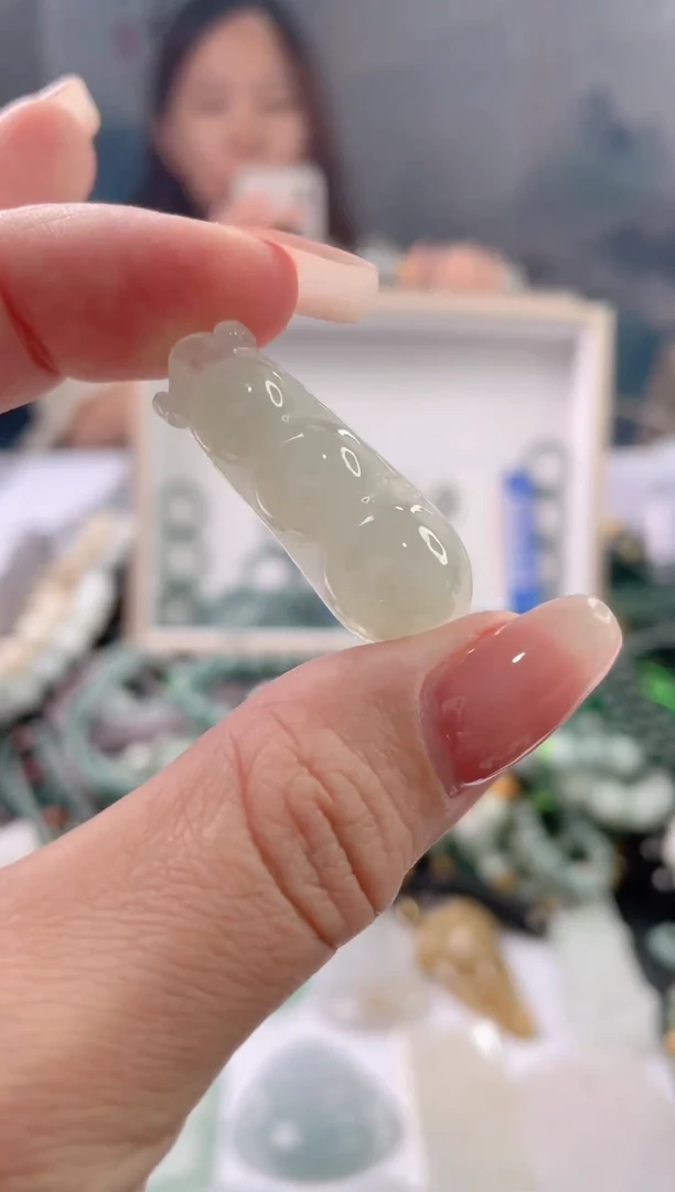 翡翠未镶嵌吊坠(赠链)福豆