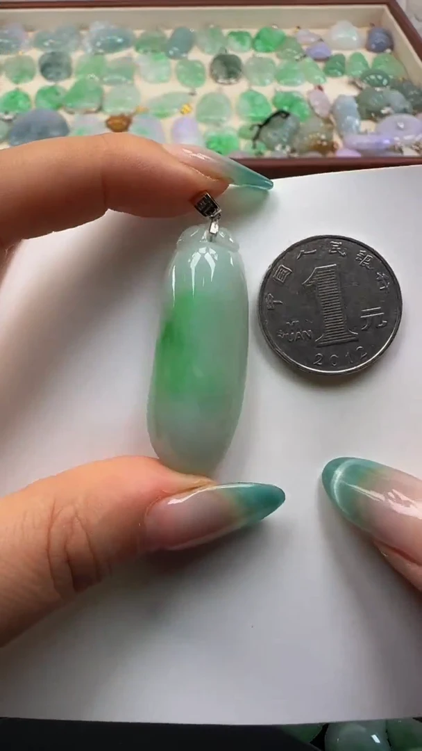 吊坠(不含链)18K金镶嵌翡翠瓜瓜