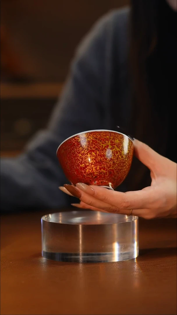 大漆红金内绘青花缠枝莲鸡心杯