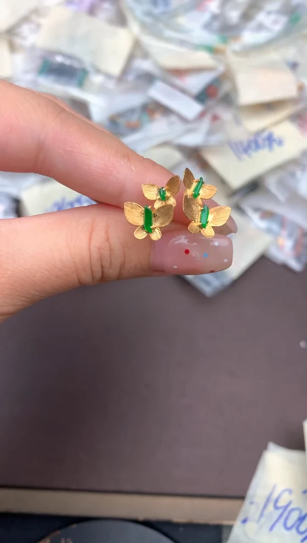 18K金镶嵌挂件翡翠一