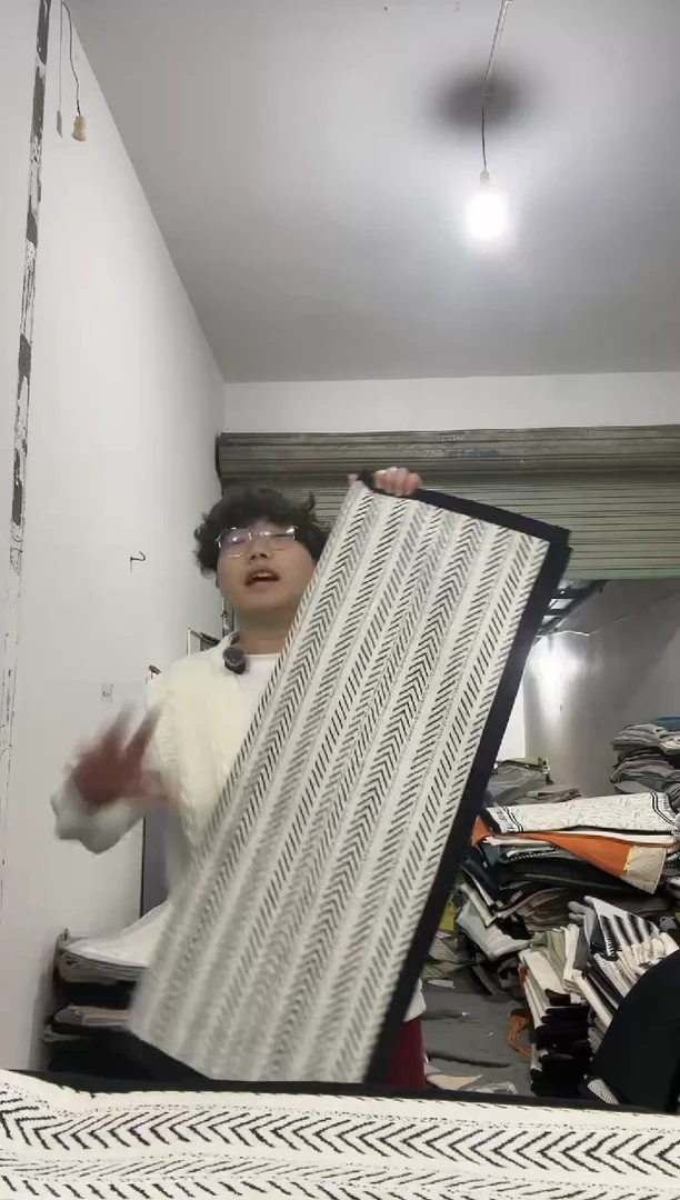 雪尼尔70*90两张黑色鱼骨纹