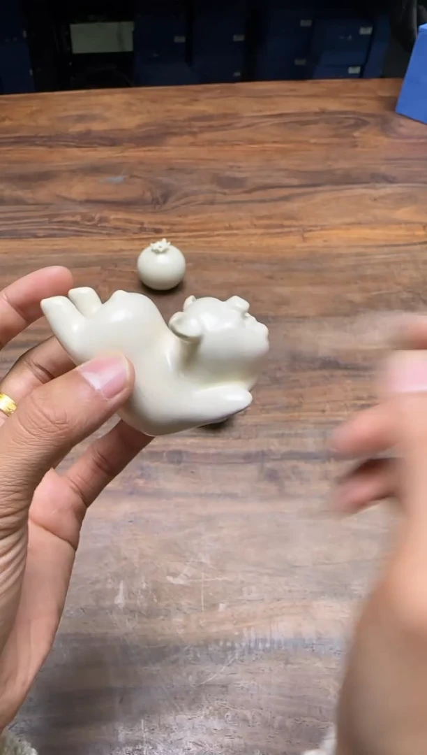 霖松堂 草木灰釉 福猪茶宠（倒立）