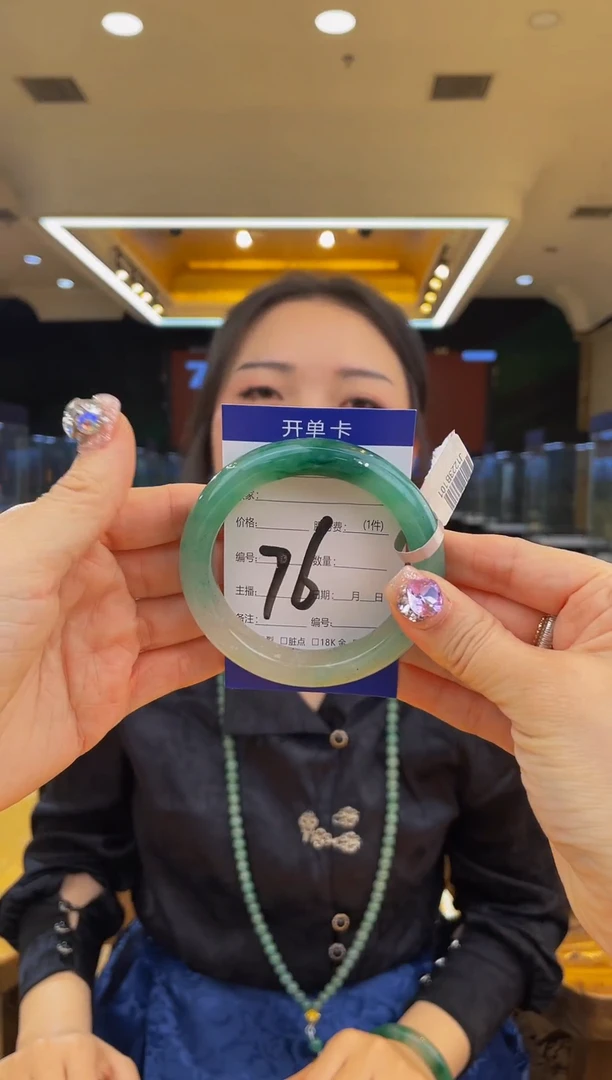 【闪购商品】石英质玉手镯未镶嵌半山半水