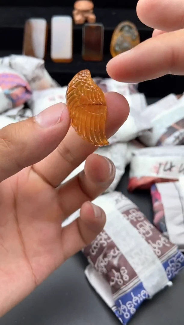 琥珀颈饰未镶嵌翅膀吊坠