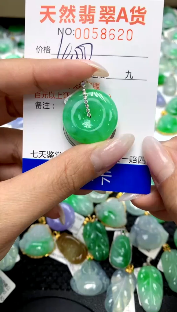 翡翠18K金镶嵌颈饰11111111111111