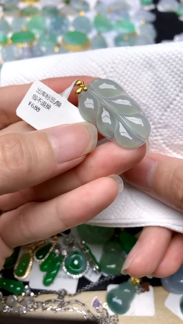 颈饰18K金镶嵌翡翠天然A货翡翠