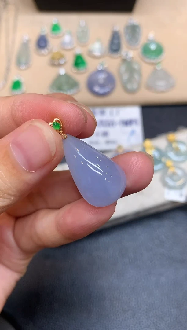 颈饰18K金镶嵌翡翠水滴【无服务费【48小时鉴赏期】