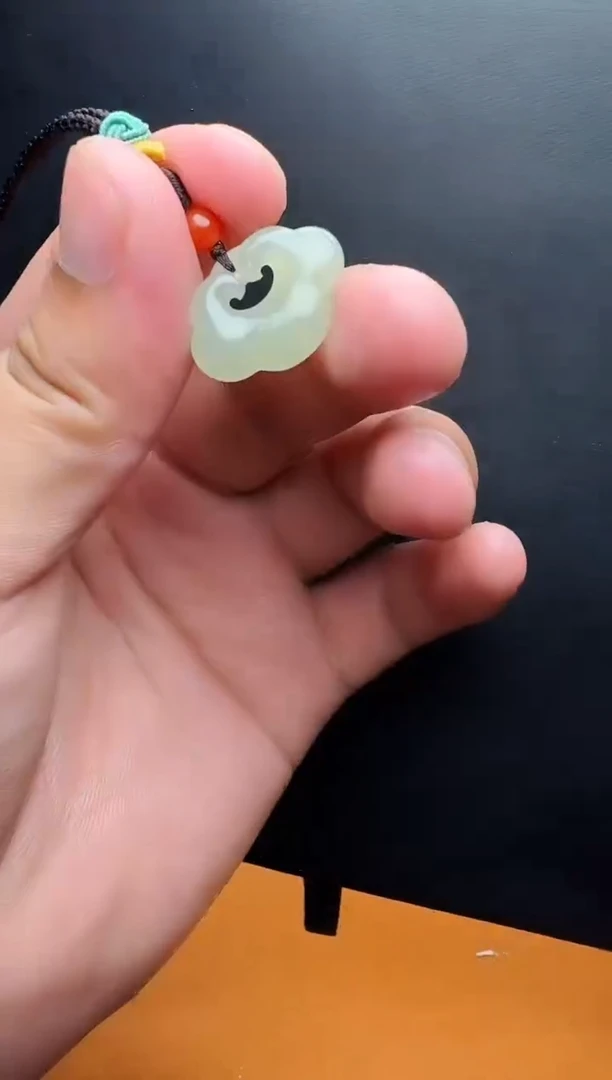 和田玉未镶嵌颈饰如意锁01