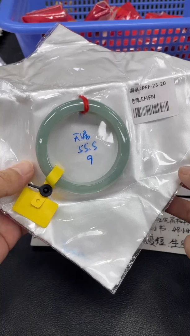 翡翠手镯未镶嵌翡翠手镯