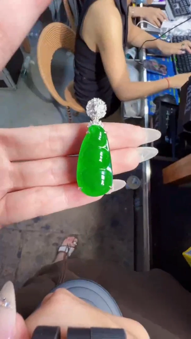 未镶嵌定制翡翠翡翠A货有轻微色差属于正常现象，豆子多样性发货1